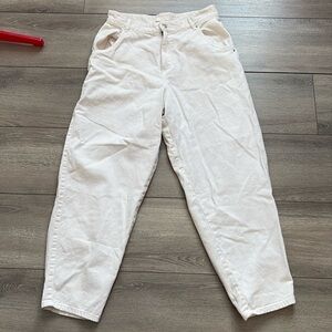 SM367 H&M high waisted white denim tapered leg pants